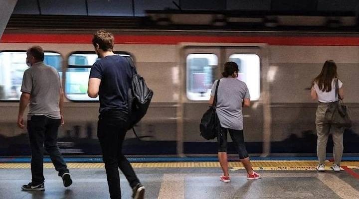 Marmaray'da bir saat arayla iki intihar! Seferler durduruldu!