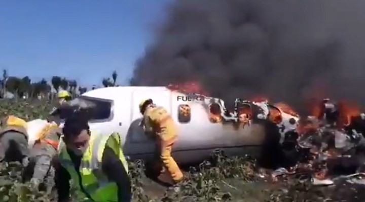 Meksika'da uçak düştü: 6 can kaybı