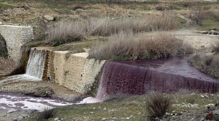 Menderes Nehri'nde ürküten görüntü... Su iki farklı renkte akıyor!