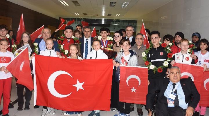 Milli sporculara İzmir'de coşkulu karşılama