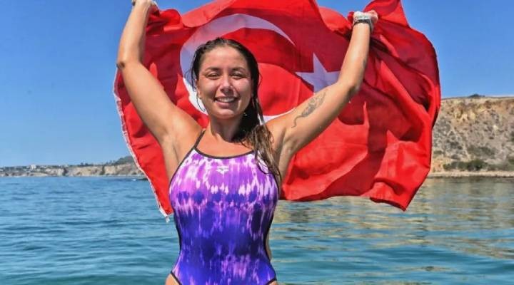 Milli yüzücü Bengisu Avcı'dan tarihi başarı!