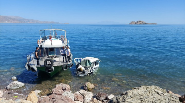 Minibüs, Van Gölü'ne uçtu... Yaralılar var!