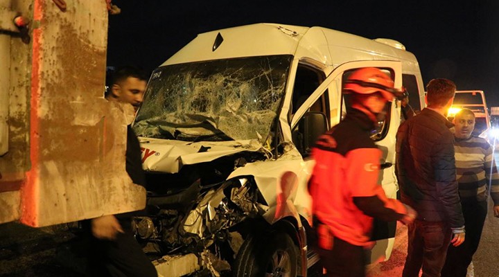 Minibüs kamyona çarptı: 12 yaralı