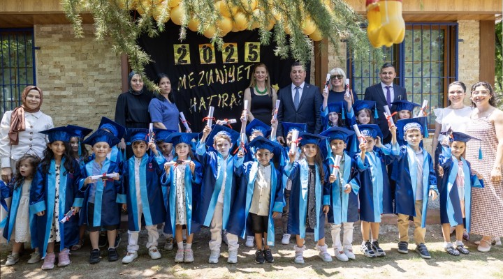 Minik öğrencilerin mezuniyet heyecanı