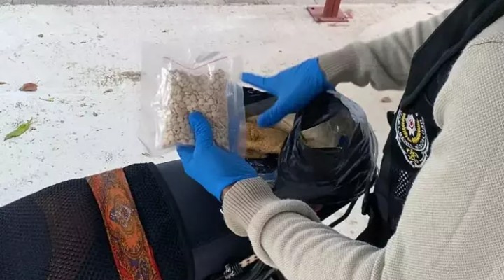 Motosikletindeki pidenin arasından 972 uyuşturucu hap çıktı