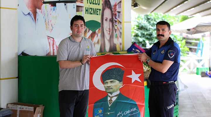 Narlıdere Belediyesi'nden esnafa bayrak dağıtımı