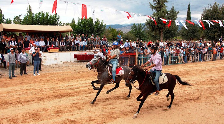 Ödemiş'te rahvan at yarışları