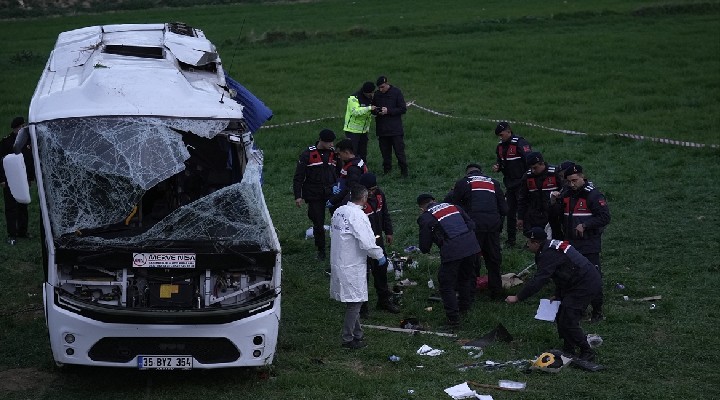 Öğrencileri taşıyan midibüs devrildi: 2 ölü, 26 yaralı