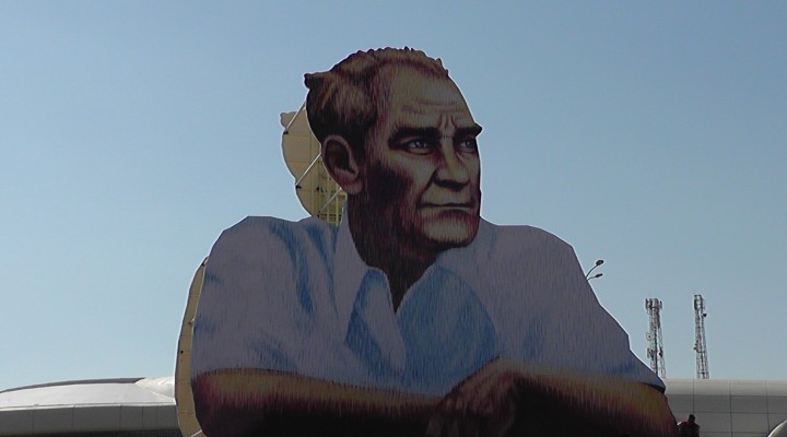 Orta Anadolu'da o kentin girişine Atatürk posteri.. İzmirli ressam yaptı