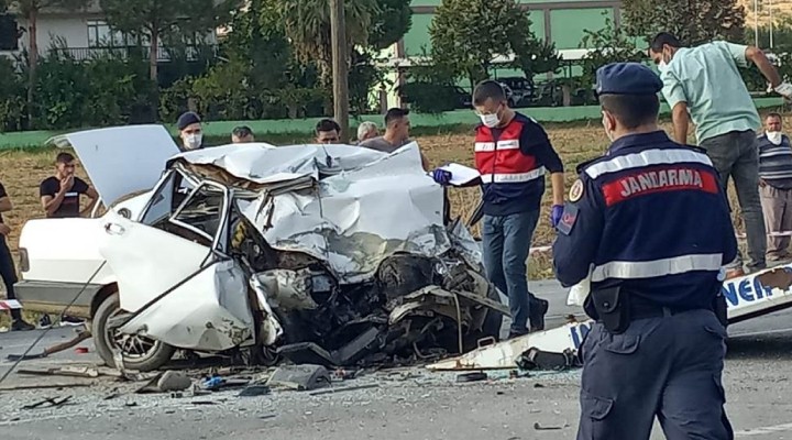 Otomobil TIR'a çarptı: 1 ölü