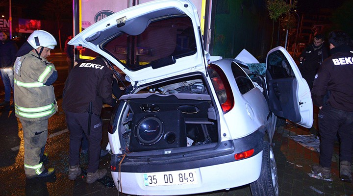 Otomobil, TIR'ın altına girdi: 3 yaralı