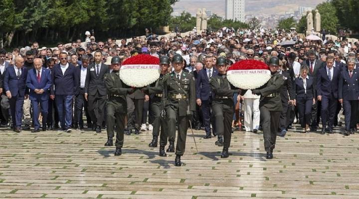 Özel'den Anıtkabir ziyareti