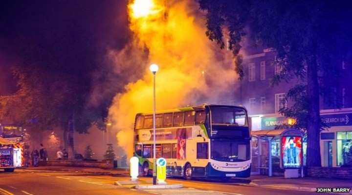 Esenyurt'ta özel halk otobüsü yandı!