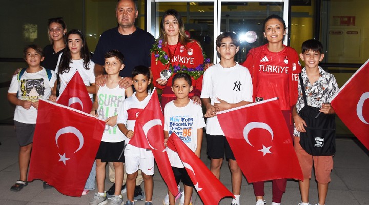 Paris'te rekor kırmıştı... İzmir'de çiçekli karşılama!