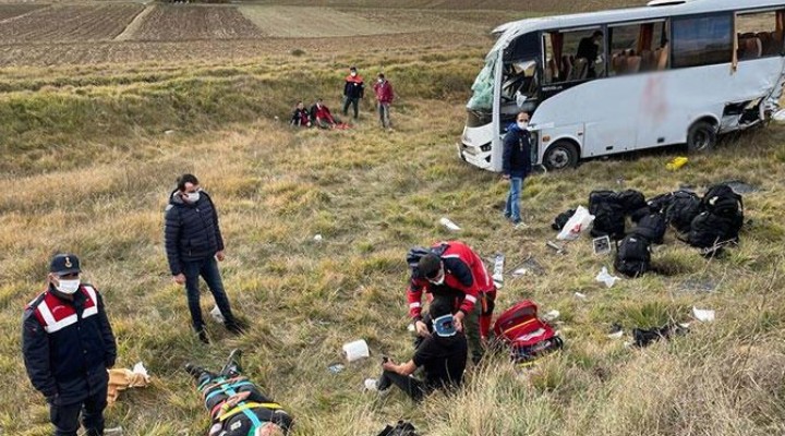 Polis servisi devrildi: 12 yaralı!