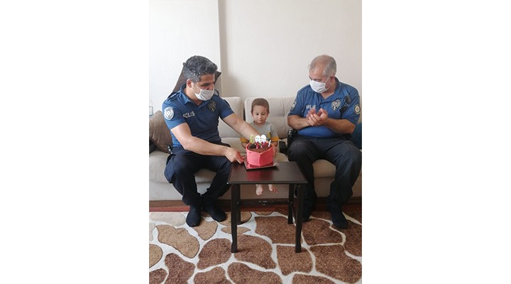 Polisten 4 yaşındaki Ata Buray'a doğum günü sürprizi