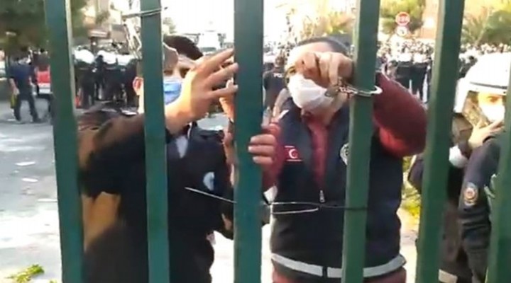 Protestocu öğrencileri üniversite kapısına kelepçelediler!