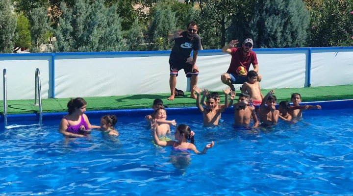 Roman çocuklar hem eğlendi hem yüzme öğrendi!