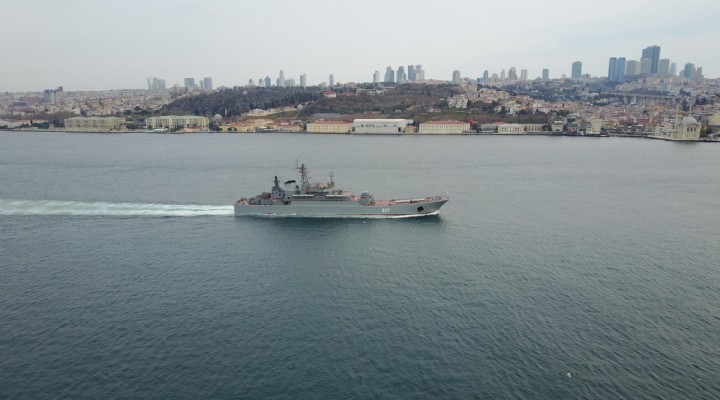 Rus savaş gemileri İstanbul Boğazı'ndan geçti!