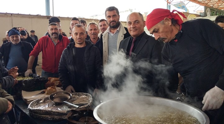 Seferihisar'daki Karadeniz Festivali'nde 1 ton hamsi dağıtıldı