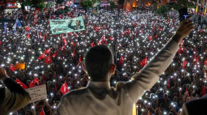 Şehit aileleri yoksa masada biz de yokuz