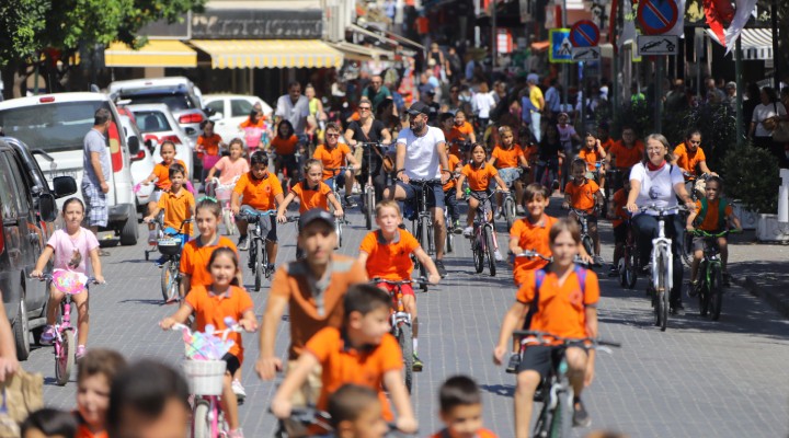 Selçuk'ta öğrenciler okula bisikletle gitti!