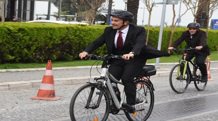 Soyer, 23 Nisan kutlamalarına bisikletle gitti