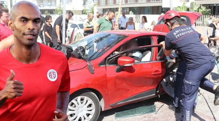 Süper Lig yıldızının oğlu feci kazada arabadan fırladı!