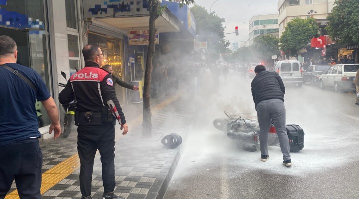 Sürekli arıza yapan motosikletini bayi önünde yaktı!