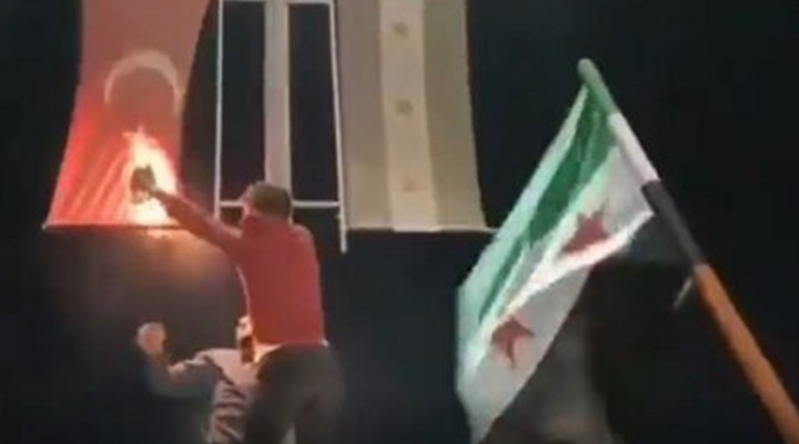 Türk Bayrağı'nı yakmaya çalışan 2 Suriyeli yakalandı!