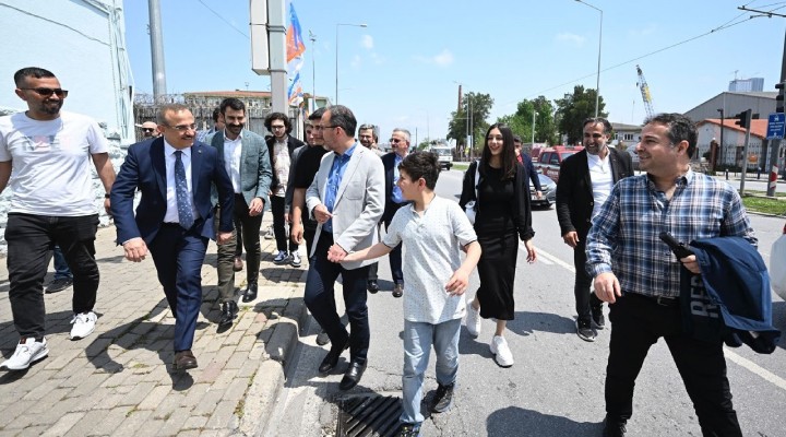 TCG Anadolu'ya yoğun ilgi... Bakan Kasapoğlu duran trafikte aracından inip yürüdü!
