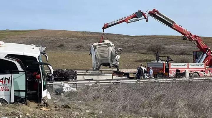 TIR, yolcu otobüsüne çarptı: 11 yaralı