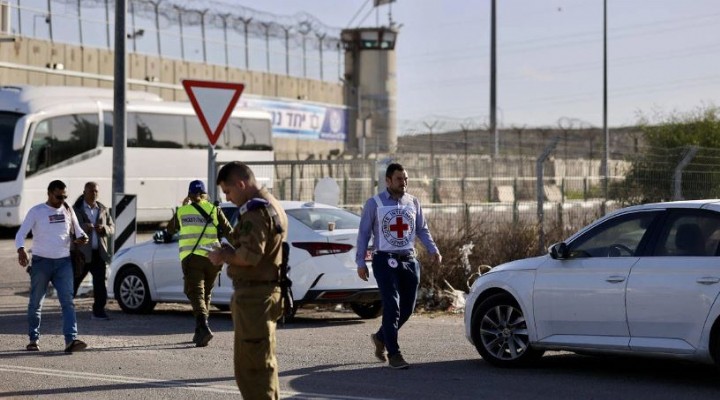 Takas başladı... 13 İsrailli Kızılhaç'a teslim edildi