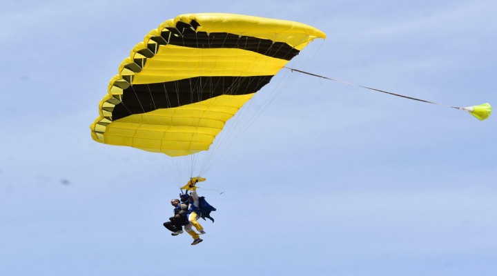 Tatilde adrenalin tutkunları uçaktan paraşütle atladı