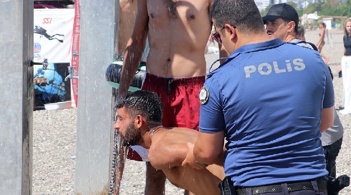 Telefon çalıp, polise balta ile direndiler!