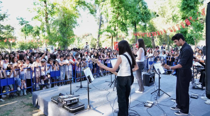 Tireli gençler, 19 Mayıs'ı rengarenk kutladı