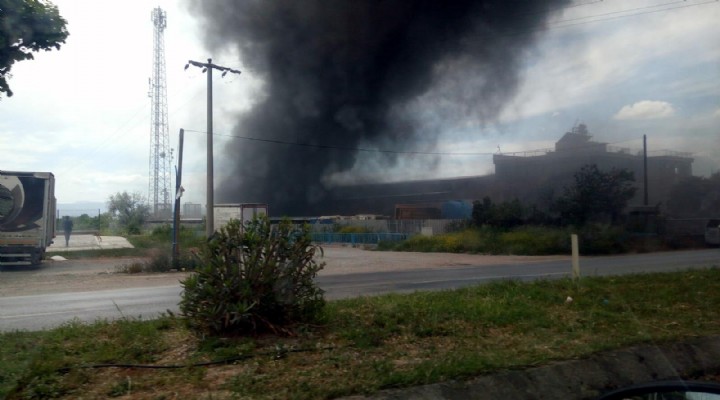 Torbalı'da korkutan fabrika yangını