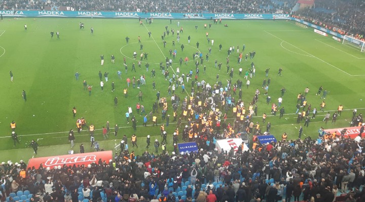 Trabzon'da ortalık karıştı... Sahaya giren taraftarlar, futbolculara saldırdı!