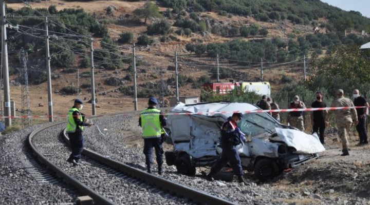 Tren, ticari araca çarptı; 1'i çocuk 2 ölü