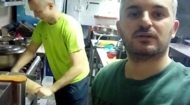 Türk aşçı, sığınakta askeler için yemek yapıyor!