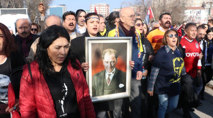 Türk bayrakları ve Atatürk posterleriyle Anıtkabir'e yürüdüler!