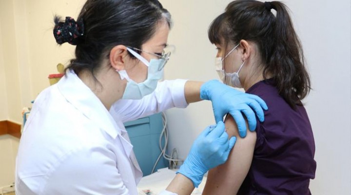 Türkiye'de tarihi gün… Corona virüsü aşısında ilk gönüllü uygulaması yapıldı