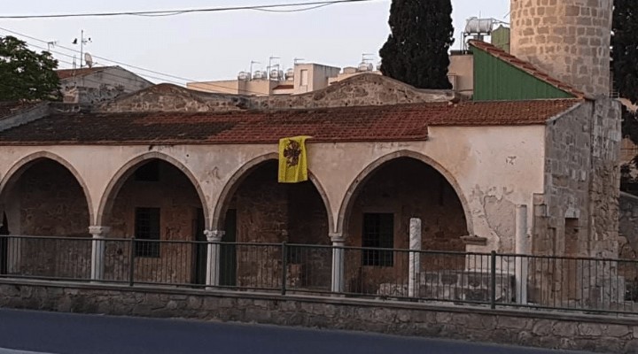 Tuzla Camisi'nin duvarına Bizans bayrağı astılar
