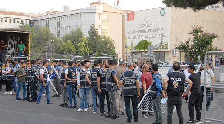 Üç ilde belediye başkanları görevden alındı