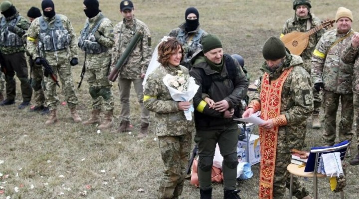 Ukraynalı çift cephede evlendi!