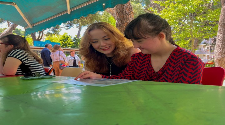 Üniversite öğrencilerinden Down Kafe'ye sıcacık bir ziyaret