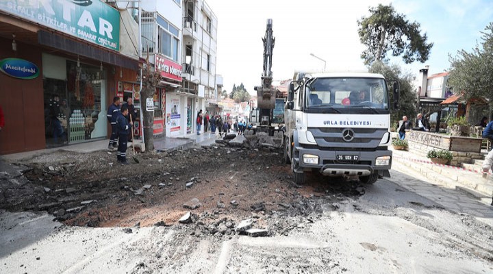 Urla'da Zafer Caddesi, çalışmalar nedeniyle trafiğe kapatıldı