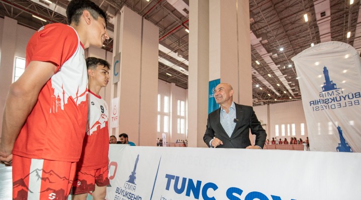 Voleybol Türkiye Şampiyonası İzmir’de sürüyor