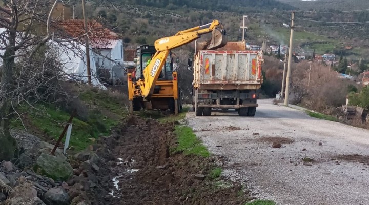 Yağıştan etkilenen Bergama yolları temizleniyor