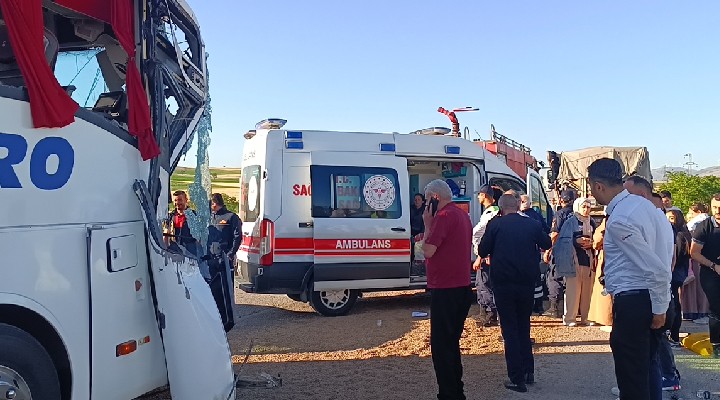 Yolcu otobüsü TIR'a çarptı: 24 yaralı